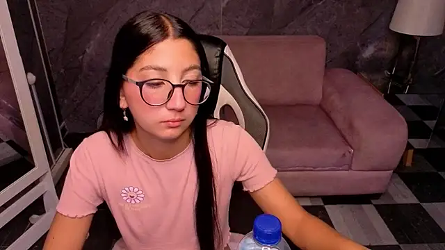 Snapshot of Sophie_jones_b chatting on March 3, 12:44 pm Sophie jones b online show from March 3, 12:44 pm