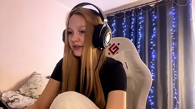 axin burnell online show from February 28, 3:13 pm