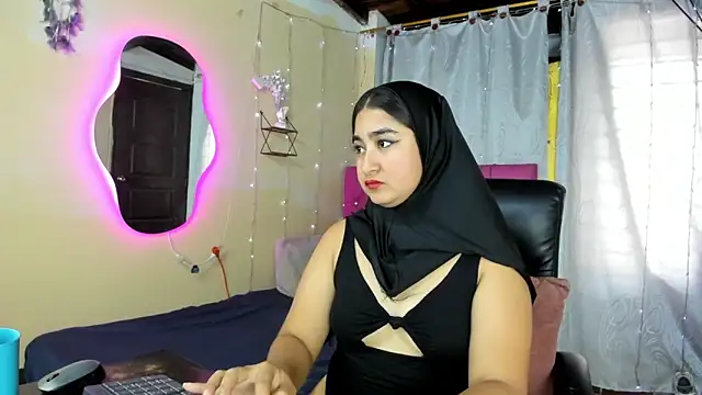 Snapshot of SamiraAwada chatting on June 1, 7:04 pm SamiraAwada online show from June 1, 7:04 pm