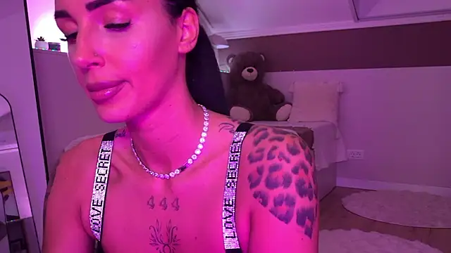 Snapshot of hayleybabe4 chatting on February 16, 10:06 pm hayleybabe4 online show from February 16, 10:06 pm