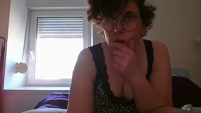 OIseauNoir88 online show from March 17, 1:58 pm