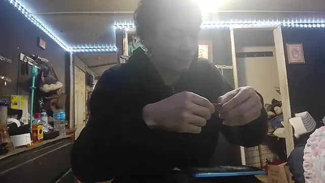 Snapshot of spooky425hd chatting on May 31, 9:27 pm spooky425hd online show from May 31, 9:27 pm