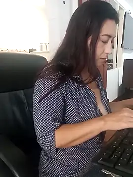 Snapshot of aliz963040 chatting on February 3, 2:33 pm aliz963040 online show from February 3, 2:33 pm