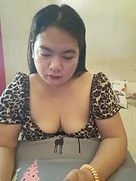 Snapshot of Zyramae_25 chatting on May 14, 5:03 am Zyramae 25 online show from May 14, 5:03 am
