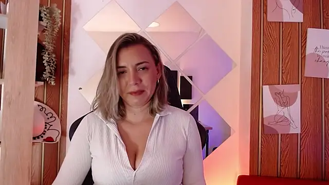 Snapshot of milfsecret69 chatting on July 17, 10:44 am milfsecret69 online show from July 17, 10:44 am