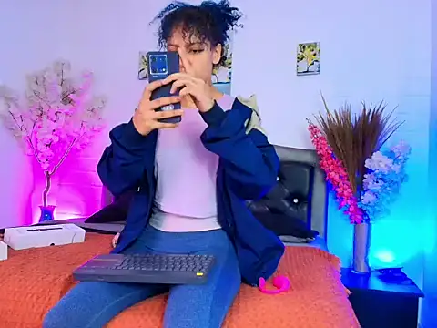 Snapshot of HannahBlue_ chatting on February 10, 12:20 pm HannahBlue online show from February 10, 12:20 pm