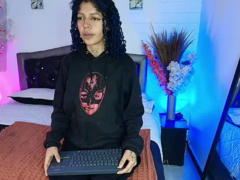 Snapshot of HannahBlue_ chatting on February 12, 12:33 pm HannahBlue online show from February 12, 12:33 pm