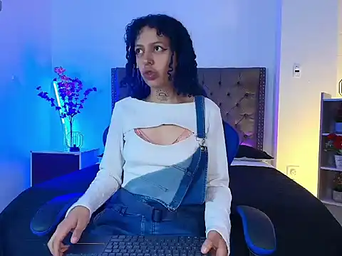 Snapshot of HannahBlue_ chatting on February 23, 12:24 pm HannahBlue online show from February 23, 12:24 pm