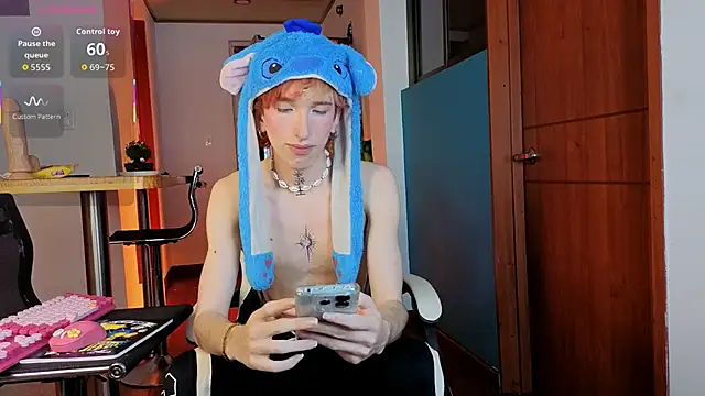 Snapshot of golden_twink_ chatting on February 5, 5:56 am golden twink online show from February 5, 5:56 am