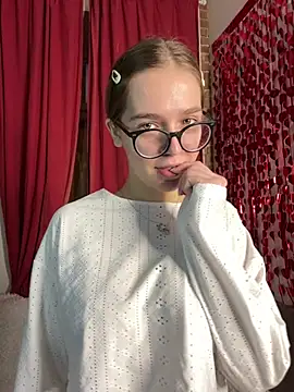 Snapshot of MyKittySayMeow chatting on February 15, 8:49 pm MyKittySayMeow online show from February 15, 8:49 pm