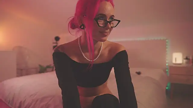 Sarah Pink online show from December 1, 9:15 pm