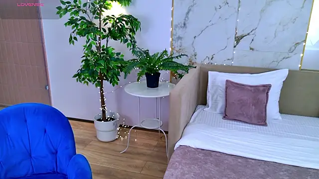 Snapshot of LeyaAtwood chatting on February 18, 5:25 am LeyaAtwood online show from February 18, 5:25 am