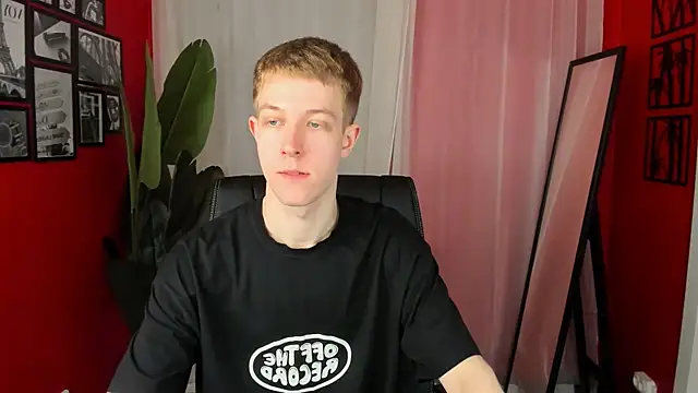 Snapshot of Dylan_Norton chatting on April 21, 10:32 am Dylan Norton online show from April 21, 10:32 am