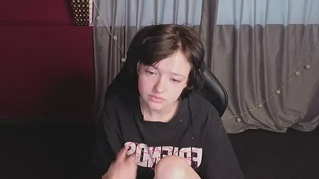 Snapshot of Svenaa_Kopnie chatting on February 6, 2:38 am Svenaa Kopnie online show from February 6, 2:38 am