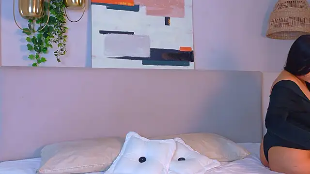 Snapshot of VioletBloomm chatting on February 3, 11:59 am VioletBloomm online show from February 3, 11:59 am