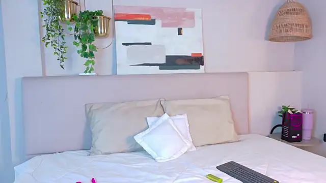 Snapshot of VioletBloomm chatting on February 9, 11:36 am VioletBloomm online show from February 9, 11:36 am