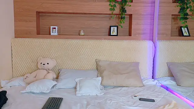 Snapshot of VioletBloomm chatting on February 17, 11:29 am VioletBloomm online show from February 17, 11:29 am