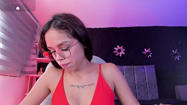 Snapshot of CarolineFyre chatting on April 18, 7:07 pm CarolineFyre online show from April 18, 7:07 pm
