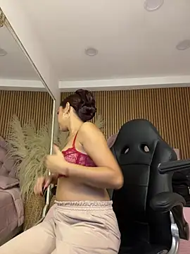 Snapshot of CarolineFyre chatting on May 28, 12:46 pm CarolineFyre online show from May 28, 12:46 pm