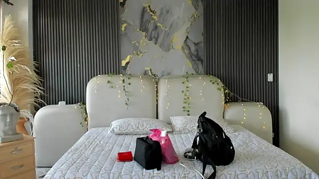 Snapshot of CarolineFyre chatting on July 10, 1:47 pm CarolineFyre online show from July 10, 1:47 pm
