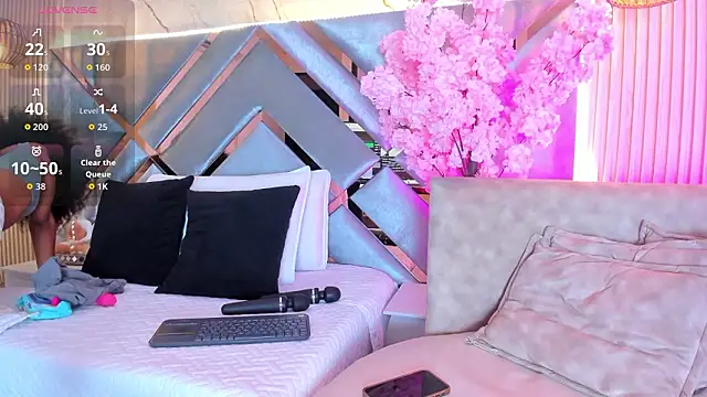 Snapshot of EmmaLovve chatting on February 13, 2:29 am EmmaLovve online show from February 13, 2:29 am