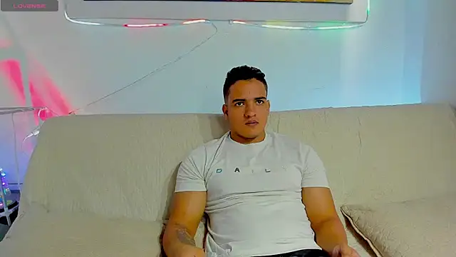 Snapshot of jhon_nicolas chatting on March 2, 7:43 pm jhon nicolas online show from March 2, 7:43 pm