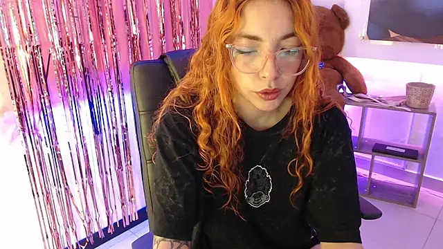 Snapshot of mere_in_redd chatting on May 4, 12:12 pm mere in redd online show from May 4, 12:12 pm
