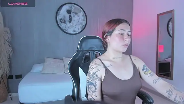 Snapshot of charlottee27_ chatting on February 22, 2:13 am charlottee27 online show from February 22, 2:13 am