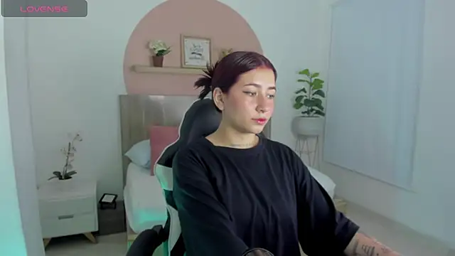 Snapshot of charlottee27_ chatting on February 27, 7:25 pm charlottee27 online show from February 27, 7:25 pm