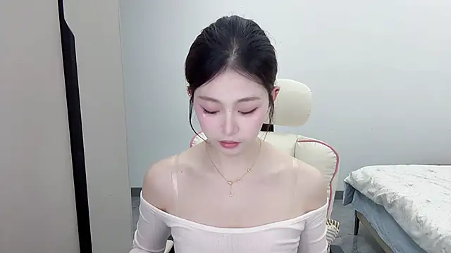 Snapshot of DYyyyyy-- chatting on February 1, 12:04 pm DYyyyyy-- online show from February 1, 12:04 pm