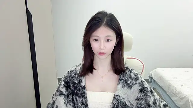 Snapshot of DYyyyyy-- chatting on February 4, 12:11 pm DYyyyyy-- online show from February 4, 12:11 pm