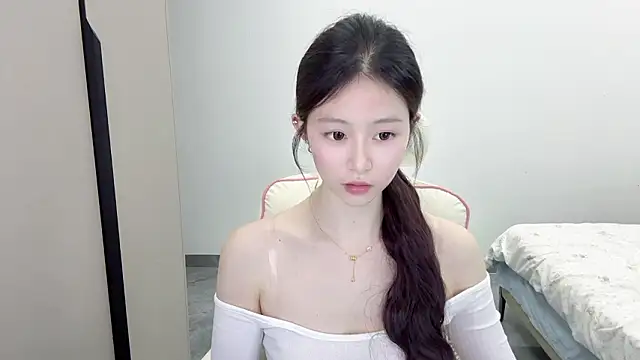 Snapshot of DYyyyyy-- chatting on February 9, 12:20 pm DYyyyyy-- online show from February 9, 12:20 pm