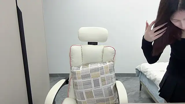 Snapshot of DYyyyyy-- chatting on February 12, 12:11 pm DYyyyyy-- online show from February 12, 12:11 pm