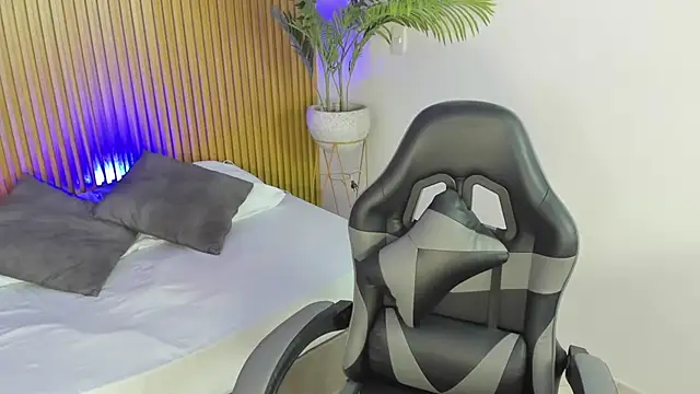 Snapshot of milaack_ chatting on February 16, 7:32 pm milaack online show from February 16, 7:32 pm