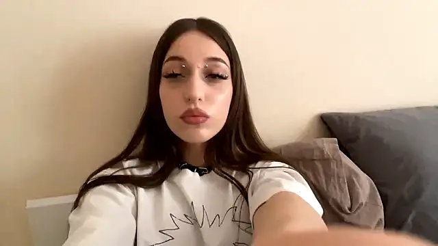 Snapshot of CutieWorm chatting on February 1, 11:20 am CutieWorm online show from February 1, 11:20 am