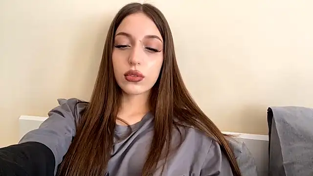 Snapshot of CutieWorm chatting on February 5, 11:15 am CutieWorm online show from February 5, 11:15 am