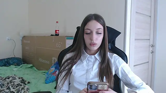 Snapshot of CutieWorm chatting on February 18, 11:06 am CutieWorm online show from February 18, 11:06 am