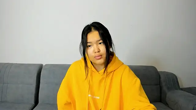 luna yum online show from February 17, 7:20 pm