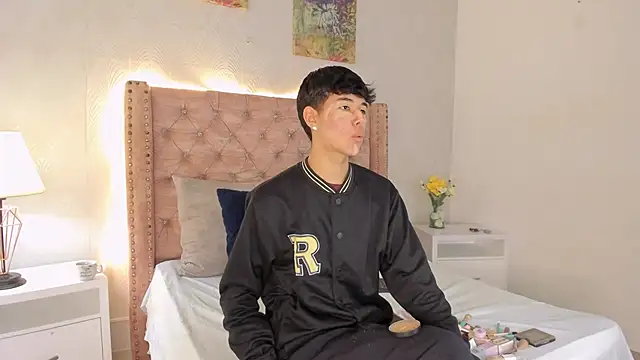 Snapshot of noah_lewiss chatting on February 13, 10:33 am noah lewiss online show from February 13, 10:33 am