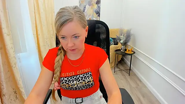 Snapshot of CharlotteKerti chatting on June 3, 12:52 pm CharlotteKerti online show from June 3, 12:52 pm