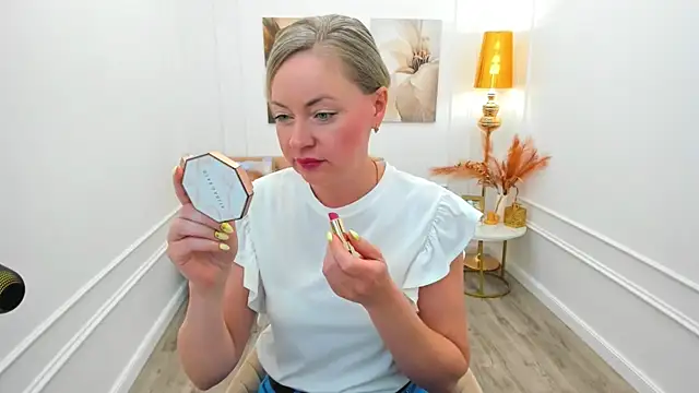 Snapshot of CharlotteKerti chatting on June 7, 7:39 pm CharlotteKerti online show from June 7, 7:39 pm