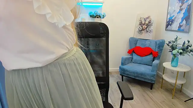 Snapshot of CharlotteKerti chatting on June 10, 12:59 pm CharlotteKerti online show from June 10, 12:59 pm