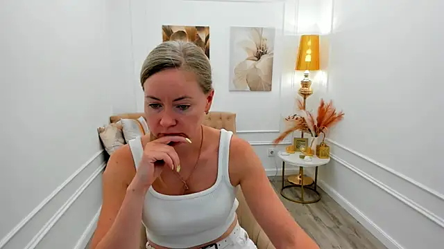 Snapshot of CharlotteKerti chatting on June 14, 7:38 pm CharlotteKerti online show from June 14, 7:38 pm