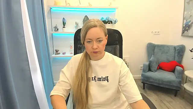 Snapshot of CharlotteKerti chatting on June 17, 11:45 am CharlotteKerti online show from June 17, 11:45 am