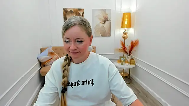 Snapshot of CharlotteKerti chatting on June 19, 12:31 pm CharlotteKerti online show from June 19, 12:31 pm