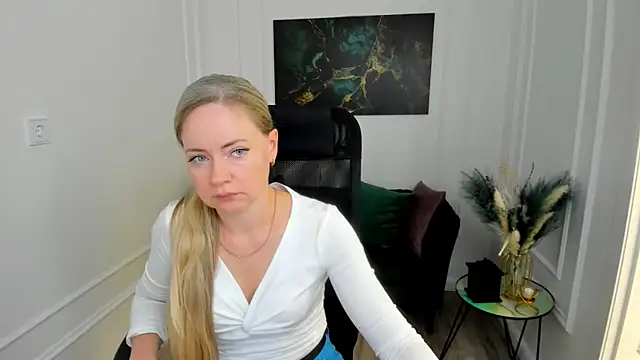 Snapshot of CharlotteKerti chatting on June 22, 7:44 pm CharlotteKerti online show from June 22, 7:44 pm