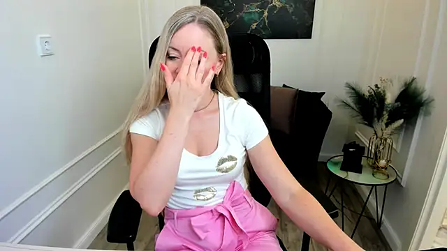 Snapshot of CharlotteKerti chatting on July 1, 1:02 pm CharlotteKerti online show from July 1, 1:02 pm