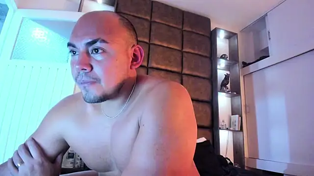 Snapshot of eros_colby chatting on February 5, 1:32 am eros colby online show from February 5, 1:32 am