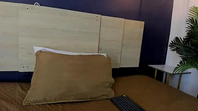 Snapshot of GrettaRouse chatting on July 17, 8:03 pm GrettaRouse online show from July 17, 8:03 pm