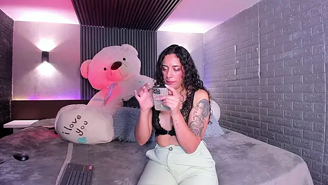 Snapshot of Magic_ivone chatting on February 18, 11:50 am Magic ivone online show from February 18, 11:50 am